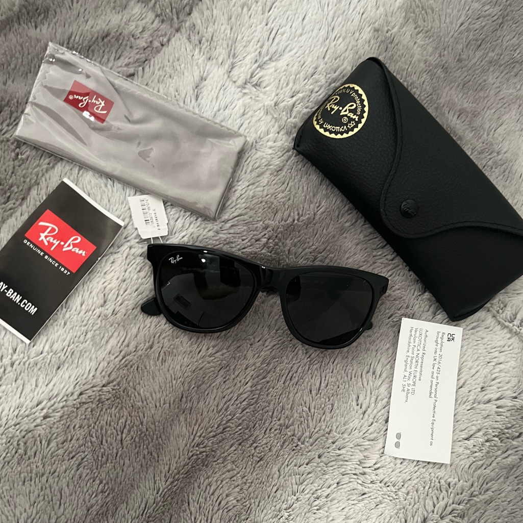 Authentic New W/ Tag Ray-Ban 54mm Wayfarer Sunglasses Black Nwt + Case & Cloth!